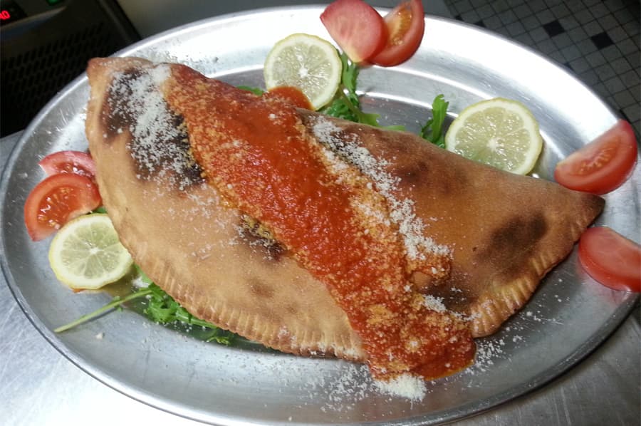 Calzone aus dem Holzofen im Ristorante Caruso